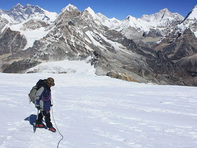 climber-near-the-summit-of-mera-with-everest-and-makalu-in-distance_640_480