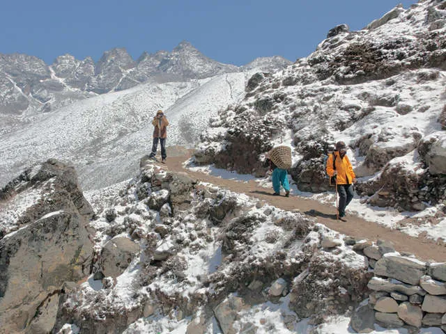 going-upwards-near-lobuche_640_480