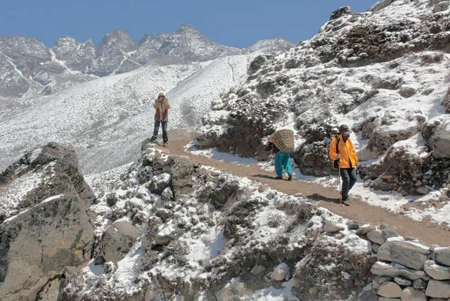 going-upwards-near-lobuche_640_480